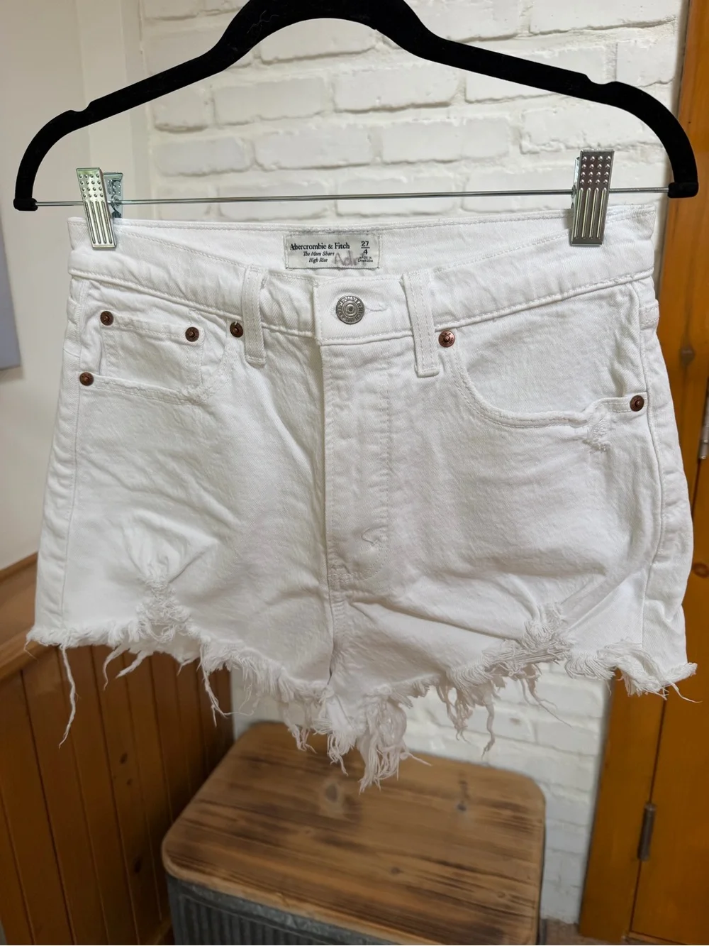 Abercrombie & Fitch Curve Love High Rise White Mom Shorts Size 27 / 4 - Picture 2 of 11